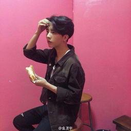 网红帅哥吃瓜图片头像真人,网红帅哥化身神秘吃瓜客，真人生动还原网络头像  第2张