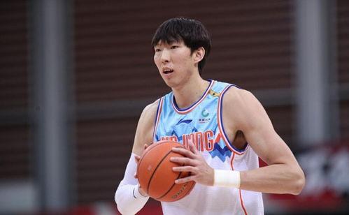 记者爆料周琦受伤视频,记者现场直击，球员痛苦表情引关注